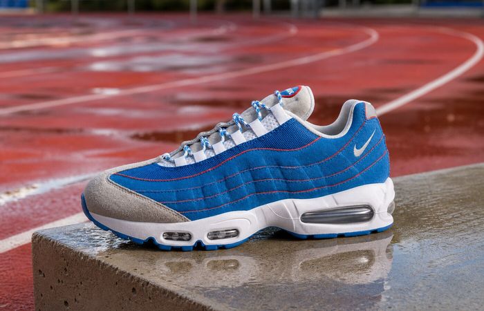 Nike Air Max 95 Big Bubble Blue Sapphire op een natte atletiekbaan