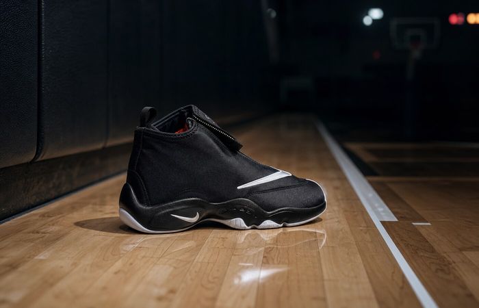 Nike Air Zoom Flight The Glove Black White op een basketbalcourt