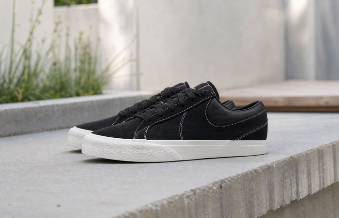 Nike Blazy Black and Sail IM2523-001 in zwart canvas met witte zool
