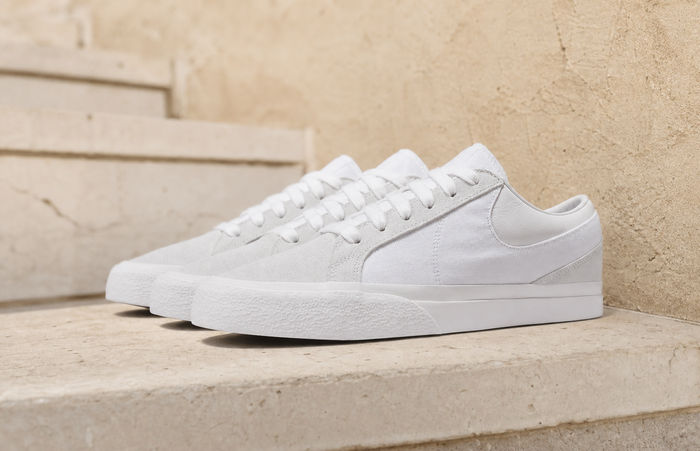 Nike Blazy White and Sail IM2523-100 in wit canvas met tonale zool