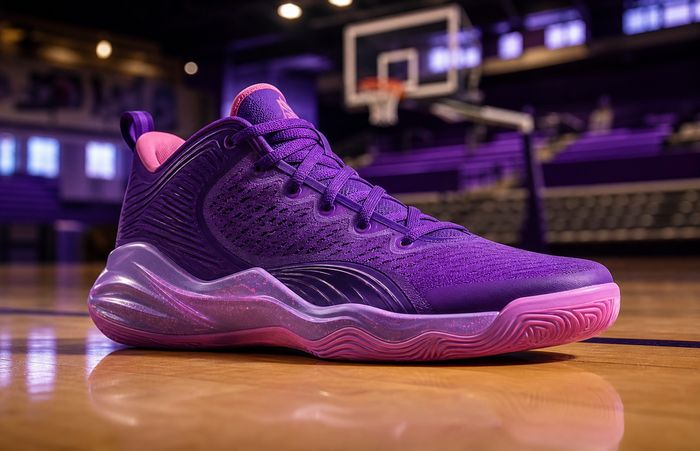 Paarse performance basketbalschoen op een indoor court