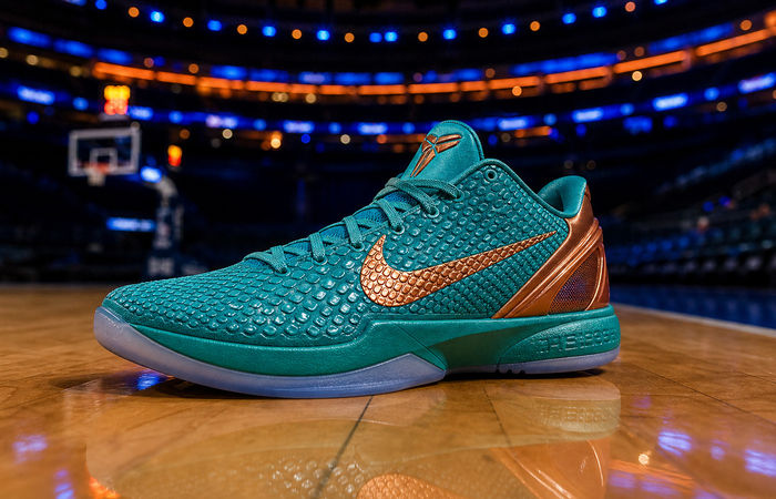 Nike Kobe 6 Protro Jalen Brunson PE met turquoise upper en koperkleurige Swoosh op basketbalvloer