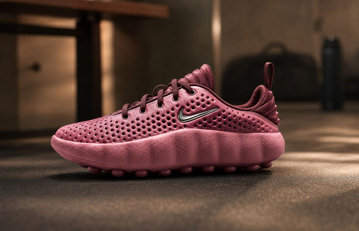Nike Mind 002 Pink Smoke HQ4310-600 op een warme training-room vloer