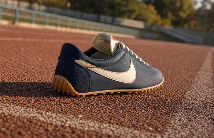 Nike Moon Shoe OG Midnight Navy op een oude atletiekbaan met gum Waffle outsole