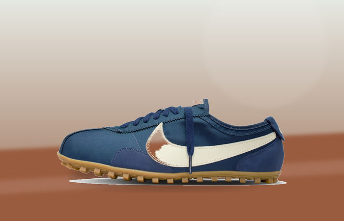 Nike Moon Shoe OG Midnight Navy op een oude atletiekbaan met gum Waffle outsole