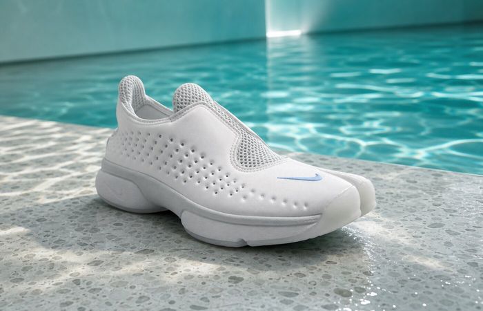 Nike Rift 2 Summit White and Swan naast een turquoise zwembad