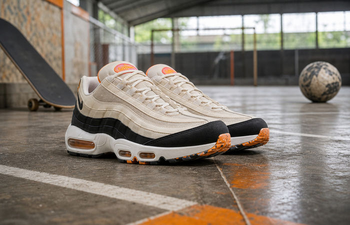 Nike SB Air Max 95 Club 58 uit het FC Pack op een indoor court met skate en voetbalcontext
