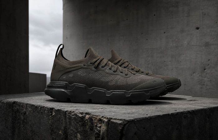 On x POST ARCHIVE FACTION Cloudsoma PAF in Cobble en Raven tegen een brutalistische betonwand
