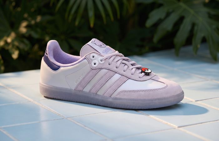 Pokémon x adidas Samba OG Mewtwo in lavendel met tonggraphic en Poké Ball-detail op blauwe tegels in een groene binnenplaats