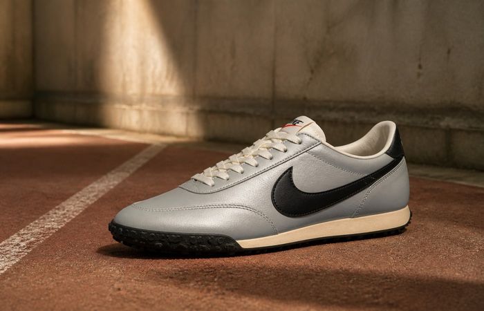 Nike Astrograbber op een vintage atletiekbaan