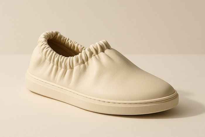 Scrunch sneaker in zacht cream leer met gerimpelde elastische enkel
