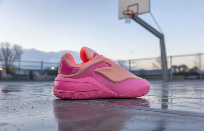 SHAI 001 Lace Up Berry op een nat basketbalveld