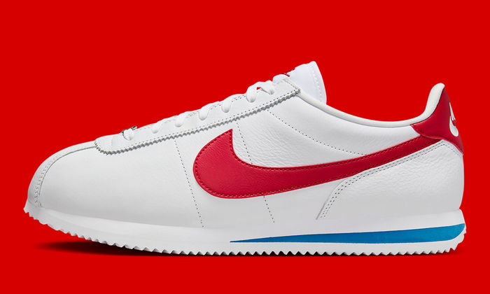 Witte Nike Cortez met rode swoosh, slanke retro sneaker