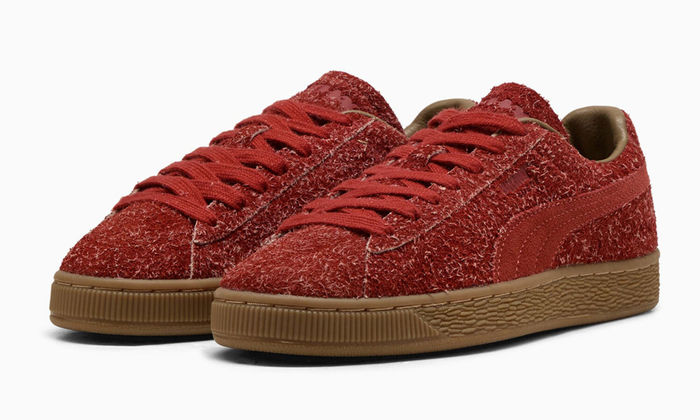 Roodbruine suède sneakers met gum zool, warme zomertinten 2026