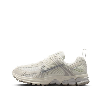 nike-air-zoom-vomero-5-gs-sail-metallic-silver-vast-grey-hf6998-108