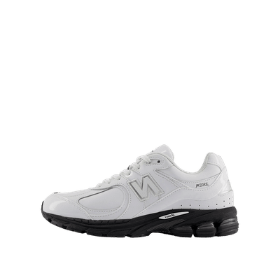new-balance-2002r-blackwhite-u2002re